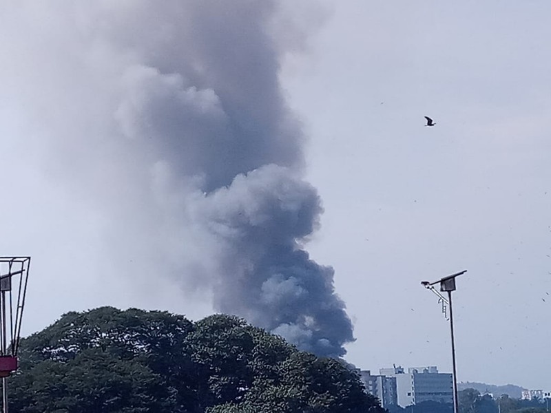 A fire in a slum in patil estate on the Mumbai-Pune road | पुणे- मुंबई रस्त्यावरच्या पाटील इस्टेटमधील झोपडपट्टीला भीषण आग