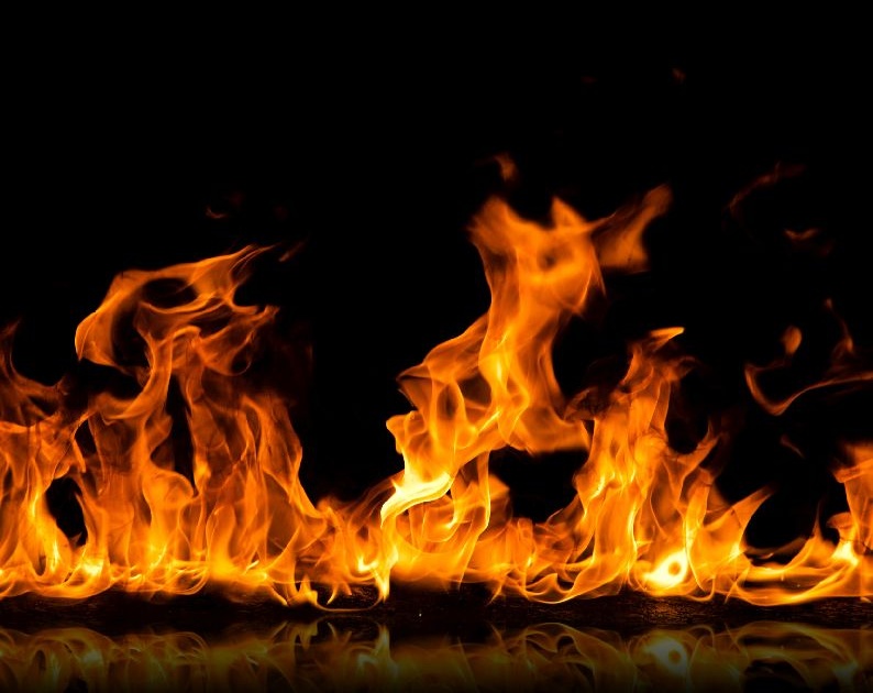 Furious fire; Loss of 12 lakhs | नागोठण्यात भीषण आग; १२ लाखांचे नुकसान