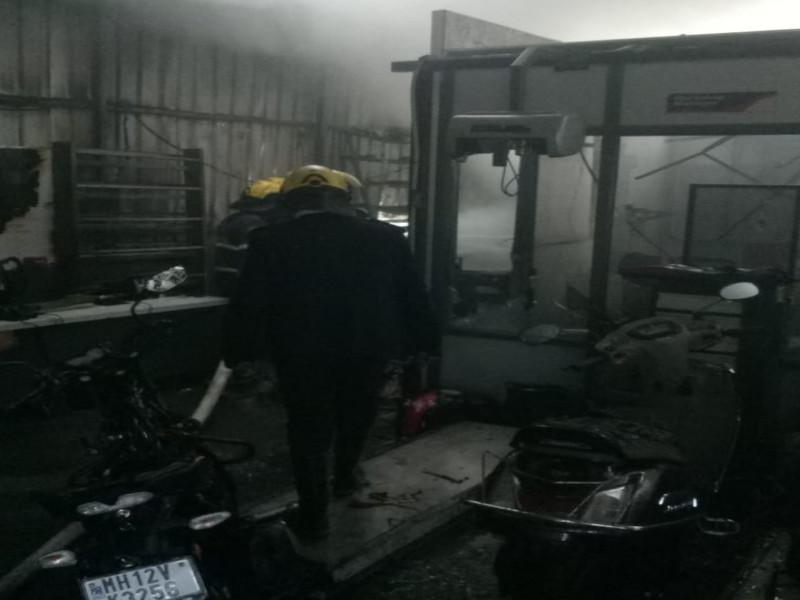 Sinhagad road bike showroom gutted by fire; 20 to 25 bikes were burnt | सिंहगड रस्त्यावरील दुचाकी शोरुमला भीषण आग; २० ते २५ दुचाकी जळाल्या
