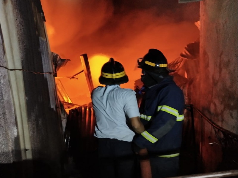 fire in plastic godown and 20 houses burnt Kudalwadi | कुदळवाडीत प्लास्टिक गोदामाला आग, २० घरे जळून खाक 