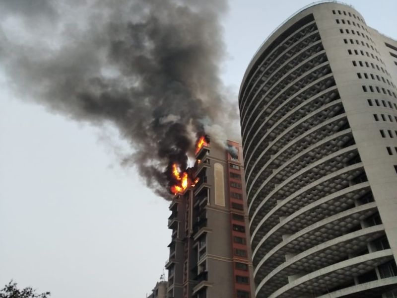 Navi Mumbai Fire breaks out at high-rise apartment building at Sector 44 Nerul Seawoods | नेरुळमधील सीहोम्स इमारतीला भीषण आग, सात जवान जखमी