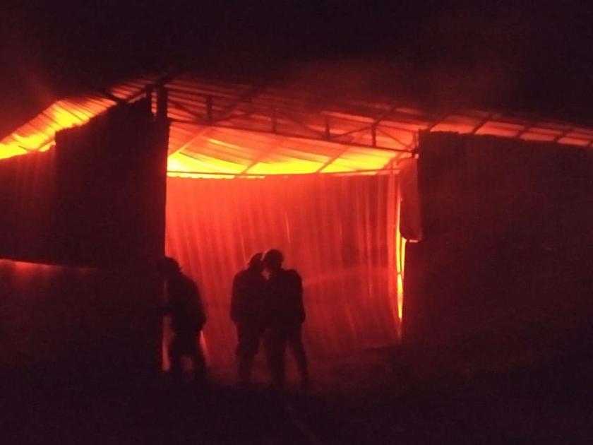 Due to the fire, the factory burnt the plywood factory | धायरीत प्लायवूडच्या कारखान्याला भीषण आग, कारखाना जळून खाक