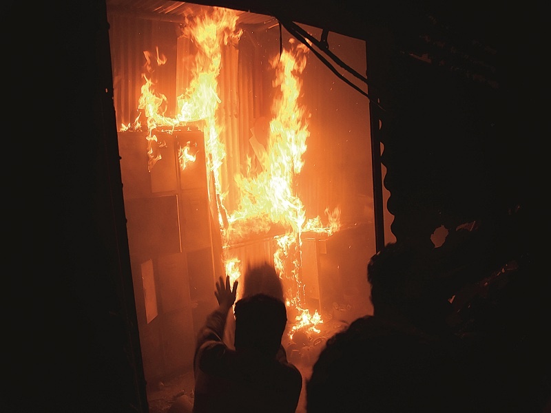 Midnight fire at chikhalthana;Four garages burnt down | चिकलठाण्यात मध्यरात्री आगडोंब; चार गॅरेज जळून खाक 