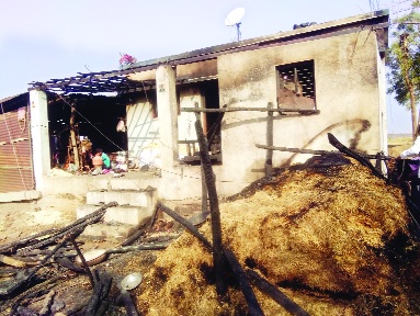 Burning five houses in a pogrom | हाळणी,कुपटीतील आगीत पाच घरे भस्मसात