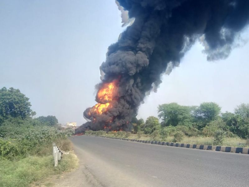 Tanker fire, driver burnt to death on Nagpur-Amravati route | नागपूर-अमरावती मार्गावर टँकरला आग, चालकाचा जळून मृत्यू