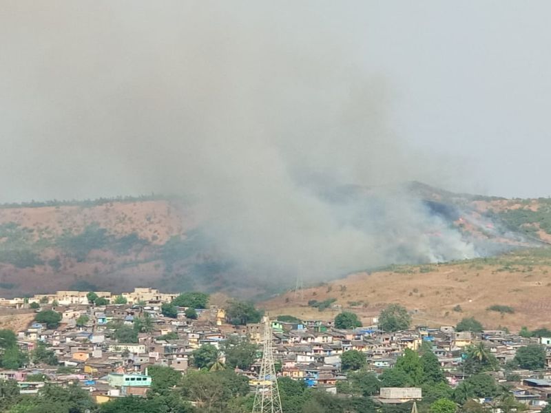 A large number of trees fire in the mountains of Ambarnath | अंबरनाथमधील खुंटवली डोंगरावर वणवा पेटल्याने असंख्य वृक्ष होरपळले