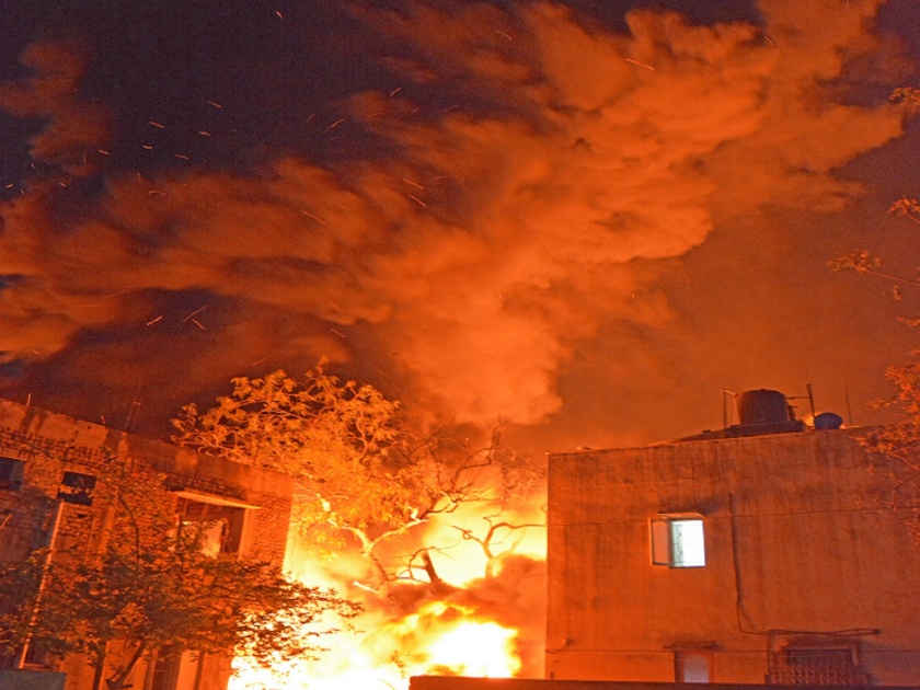 pipe warehouse fire at Sarasnagar | सारसनगर येथील पाईपच्या गोडावूनला आग