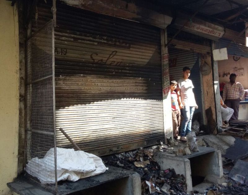 Fire at the shop on Mohammad Ali road in Akola | अकोल्यातील मोहम्मद अली रोडवरील दुकानाला आग!