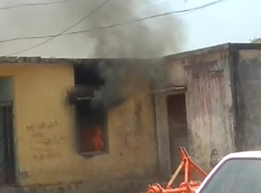 Fire at Ayurvedic Hospitals of Deulghat; documents burnt | देऊळघाट येथील आयुर्वेदिक रुग्णालयास आग;  कागदपत्रांसह इतर साहित्य खाक
