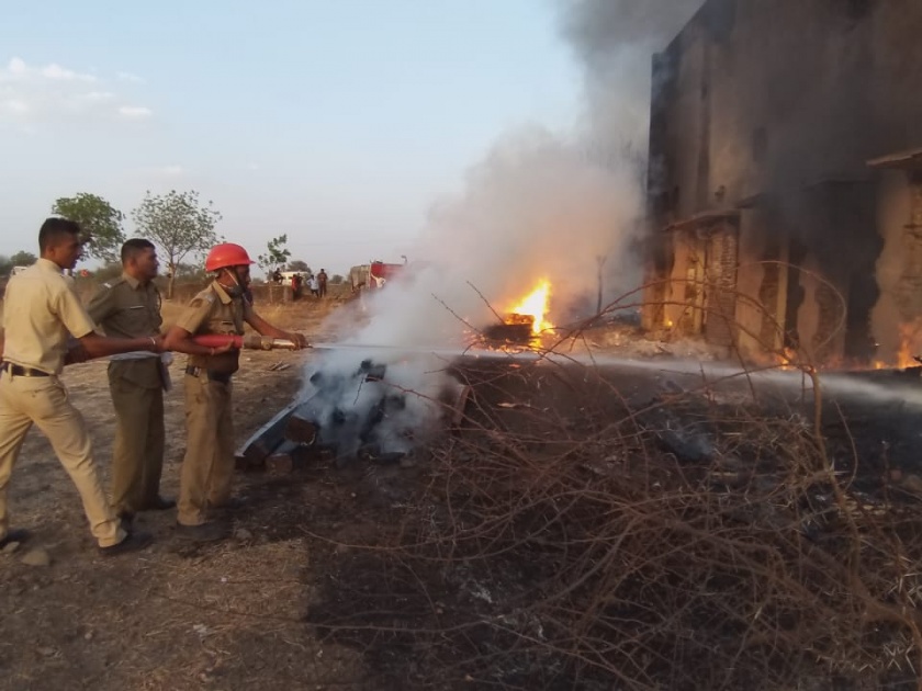 Fire to Godown fire at Akola | गोदामाला आग; साहित्य जळून खाक!