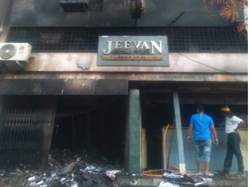 Sadashiv Peth's medicines shop burnt in the morning fire | पहाटे लागलेल्या आगीत सदाशिव पेठेतील औषधांचे दुकान जळून खाक