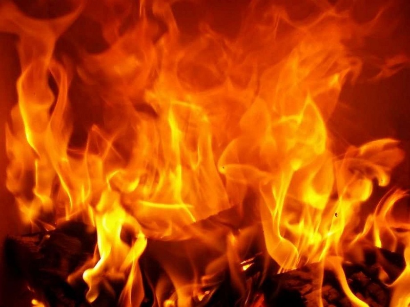 warehouse in jalgaon shivaji nagar caught fire | जळगावमधील शिवाजी नगरातील वखारीला आग; फर्निचर, लाकूड जळून खाक