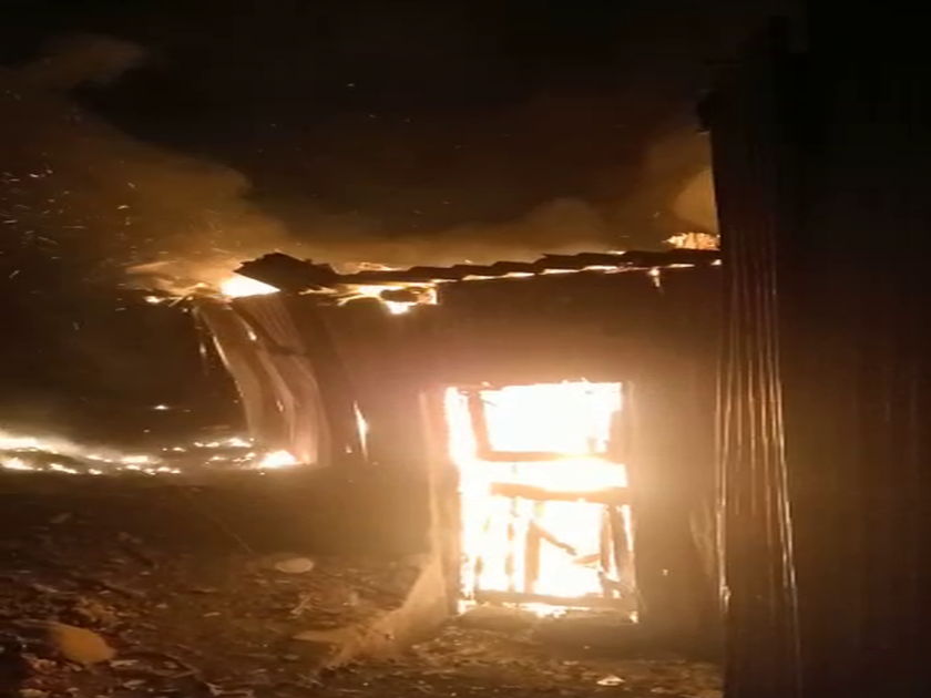 Big Fire again in Bhiwandi; Terrible fire to the leaf rooms | भिवंडीत पुन्हा अग्नितांडव; पत्र्याच्या खोल्यांना भीषण आग 