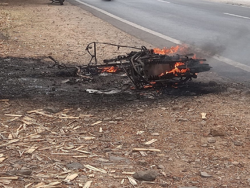 Running electric bike took the stomach, burning the bike to ashes; Incident on Satara Lonand road | धावत्या इलेक्ट्रिक बाईकने घेतला पेट, बाईक जळून खाक; सातारा-लोणंद रस्त्यावरील घटना