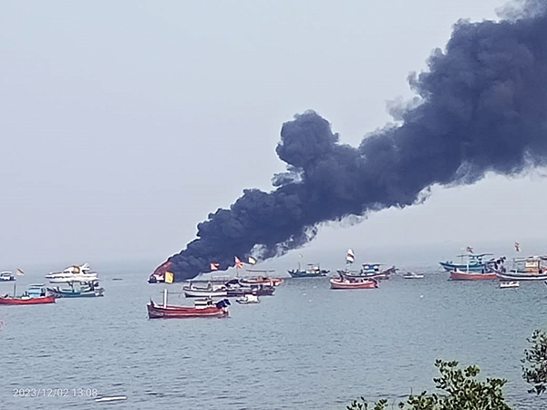Private boat caught fire in Mandwa port boat burnt loss of lakhs | मांडवा बंदरात खाजगी बोटीला लागली आग, बोट जळून खाक, लाखोंचे नुकसान