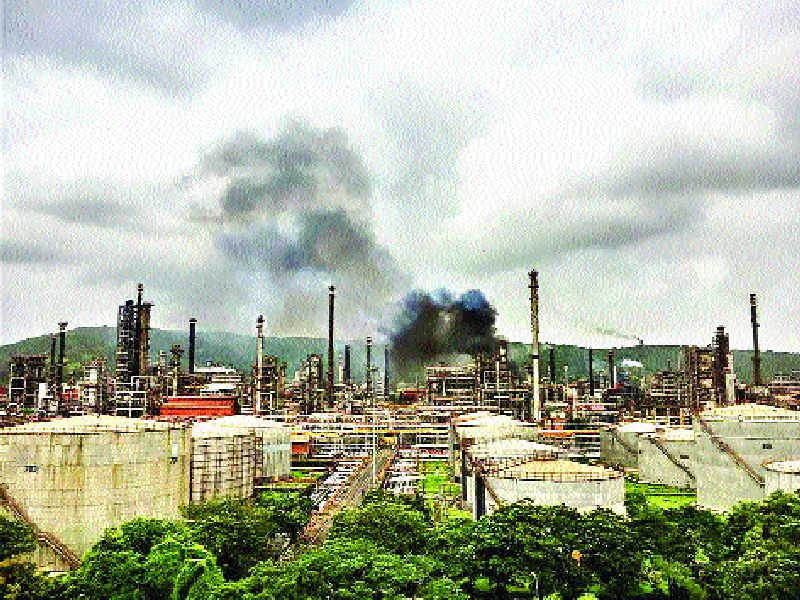 Refinery blast, 45 injured in fire | रिफायनरी कंपनीत स्फोट, आगीत ४५ कर्मचारी जखमी