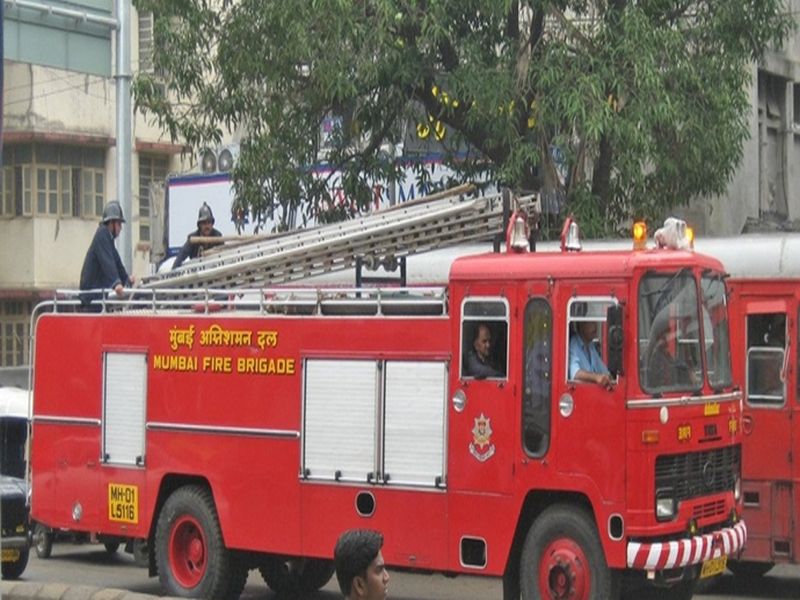 Fire brigade officials denies to provide information about the safety and security of the building | मनपा शाळा इमारतीच्या सुरक्षिततेच्या दृष्टीने परिपूर्णताबाबत माहिती देण्यास अग्निशमन दलाची टाळाटाळ !