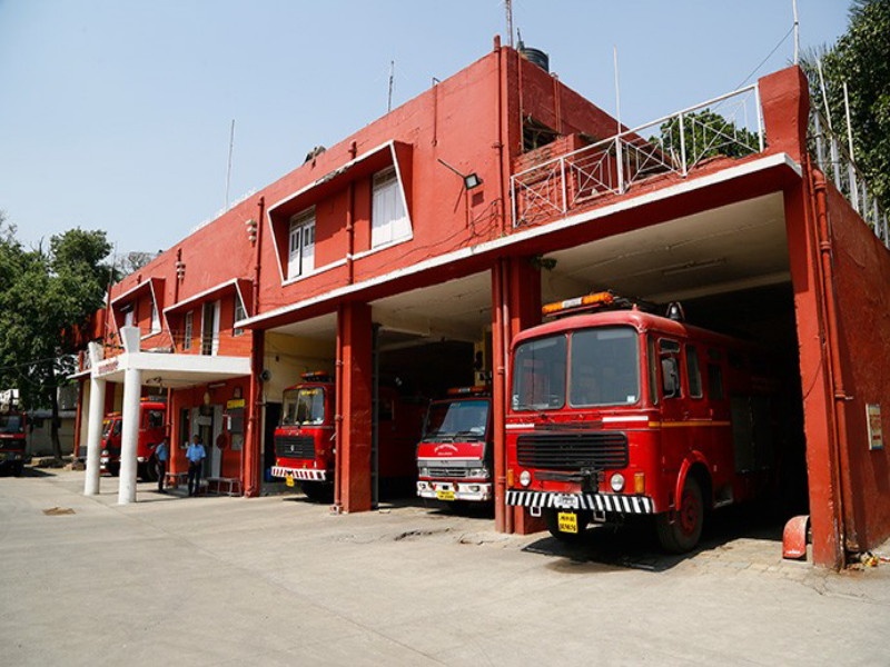 fire brigade showed quickness in fire incident in pune | अग्निशमन दलाच्या तत्परतेमुळे टळला अनर्थ