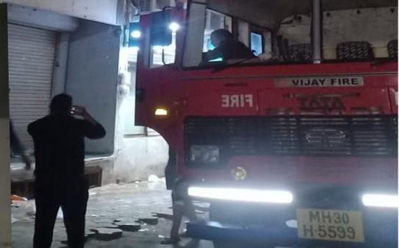 Fire up shops in the market; Two employees were injured | अलंकार मार्केटमधील दुकानांना आग; आग विझवताना दोन कर्मचारी जखमी