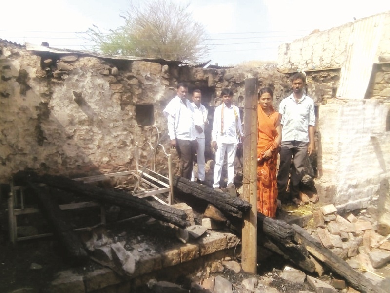 The five houses were burned in the fire at Halani and kupati | हाळणी, कुपटीत अचानक लागलेल्या आगीत पाच घरे भस्मसात