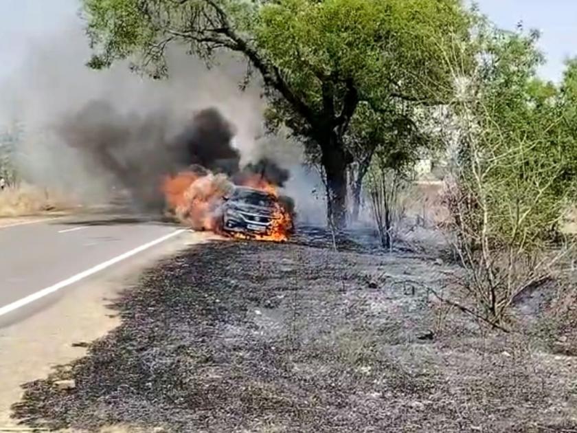 Firecrackers spark and Navikori's car is destroyed | Ahmednagar: फटाक्यांची ठिणगी उडाली अन् नवीकोरी कार खाक झाली