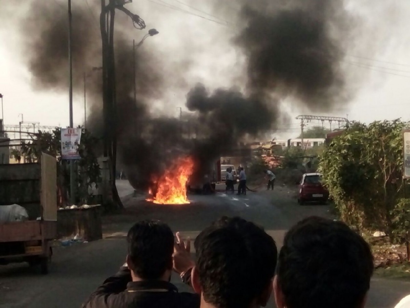 A fire in a moving vehicle on the Kalyan-Dombivli road, fortunately the passengers escaped | कल्याण-डोंबिवली रस्त्यावर चालत्या गाडीला आग, सुदैवाने प्रवासी बचावले