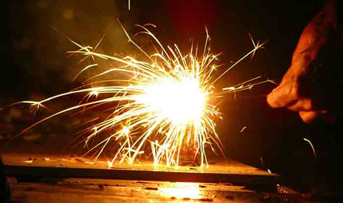 Fireworks, Narkasur image burning need control | फटाके वाजवणे,नरकासुर प्रतिमा दहन यावर नियंत्रण गरजेचे