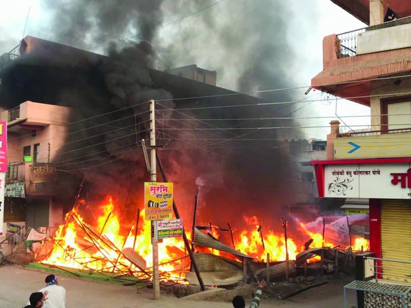 A fire broke out in a maze and the Mahaseel shop was destroyed | चिखलीत आग लागून महासेलचे दुकान भस्मसात; लाखो रूपयांचे साहित्य आगीच्या भक्ष्यस्थानी
