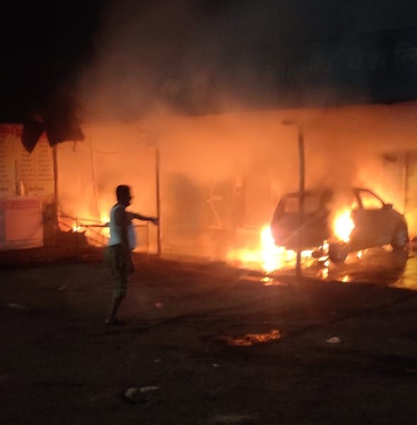 Two vehicles were set on fire by unknown persons on the way | मार्गताम्हाणे येथे अज्ञाताने जाळली दोन वाहने