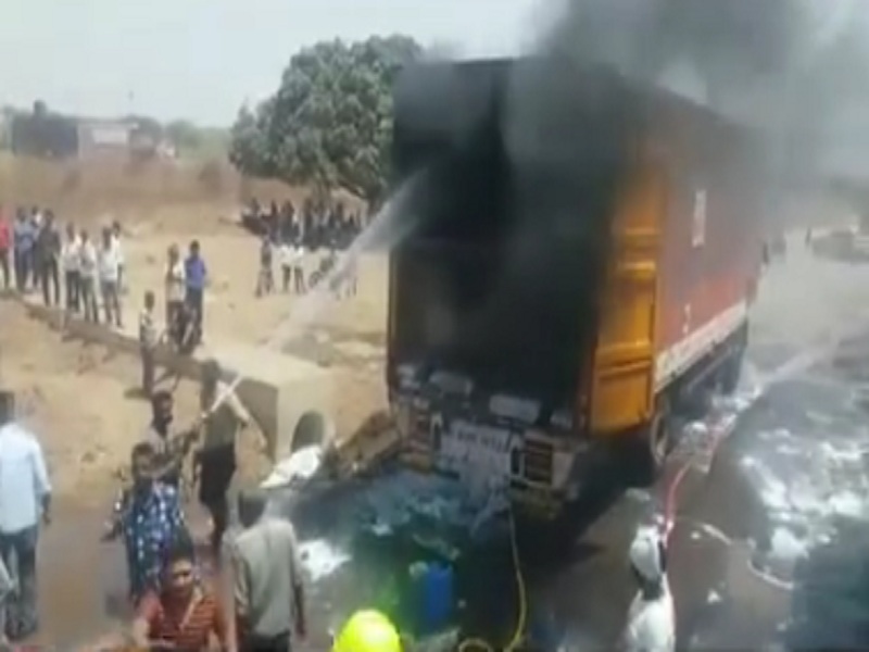 A heavy fire to a container carrying a two wheelers near tisgaon | दुचाकी घेऊन जाणाऱ्या कंटेनरला तिसगावजवळ भीषण आग