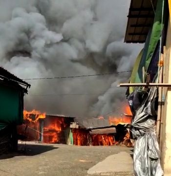 Fire at Cotton Market Vegetable Market in Nagpur: 18 shops destroyed | नागपुरातील कॉटन मार्केट भाजीबाजारात आग : १८ दुकाने खाक
