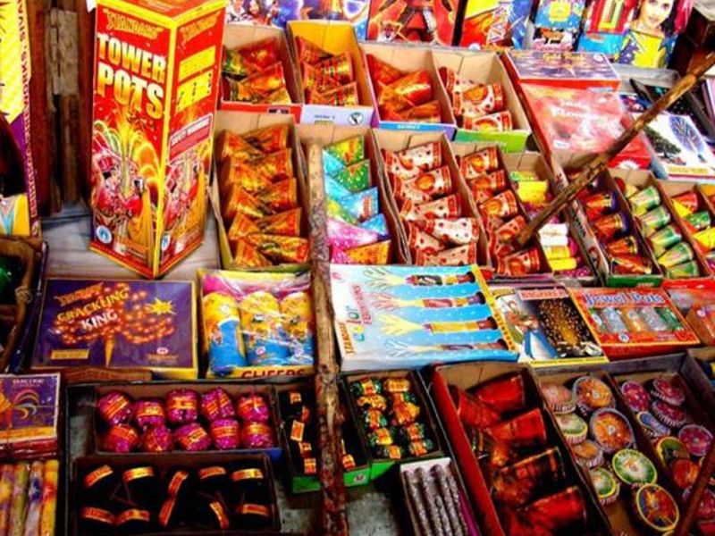 For the first time in the country, this year's Diwali without firecrackers; Sellers say ... | देशात प्रथमच यंदाची दिवाळी फटाक्यांविना; विक्रेते म्हणतात...