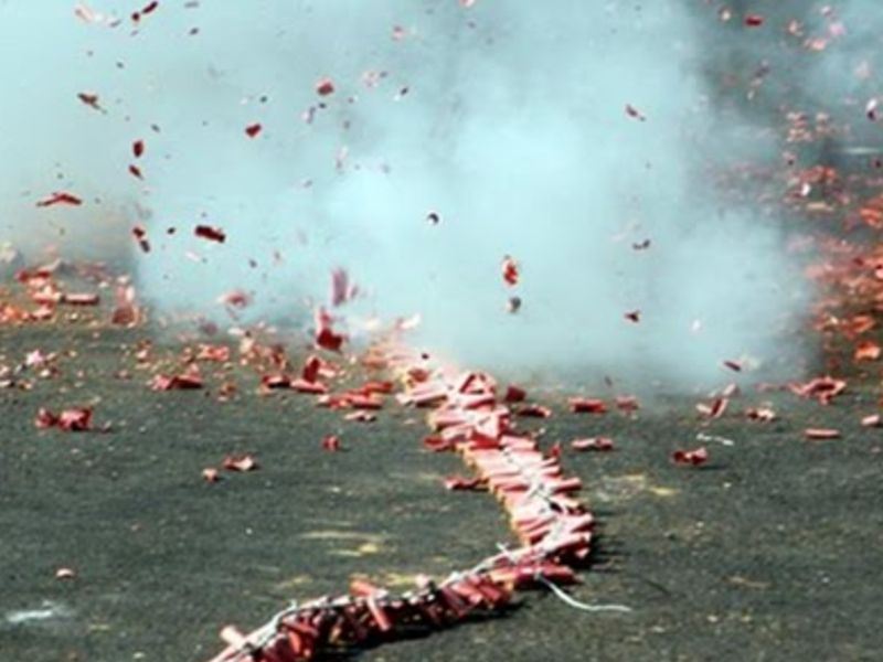 Ban on firecrackers in Mumbai, new rules announced by Municipal Corporation | मोठी बातमी! मुंबईत फटाक्यांवर बंदी, महापालिकेकडून नवीन नियमावली जाहीर 