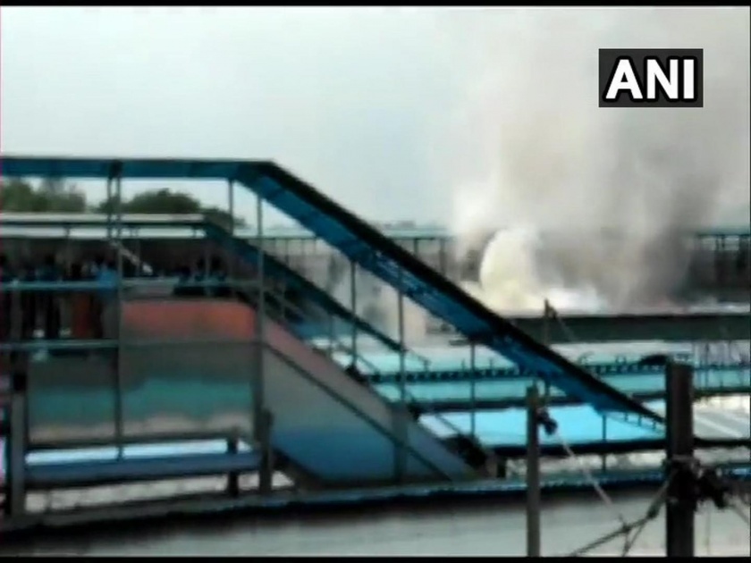 Burning Train! At New Delhi railway station Express broke out heavy fire | बर्निंग ट्रेन! नवी दिल्लीत एक्स्प्रेसला लागली भीषण आग 
