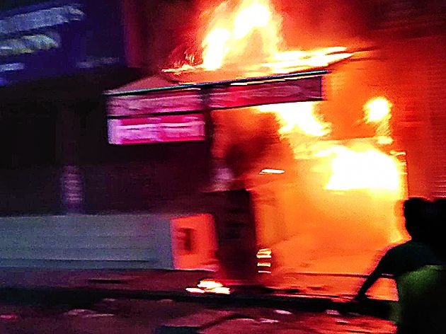 Fire broke out at Dharampeth in Nagpur |  नागपुरातील धरमपेठेत भीषण आगीत दुकाने जळाली