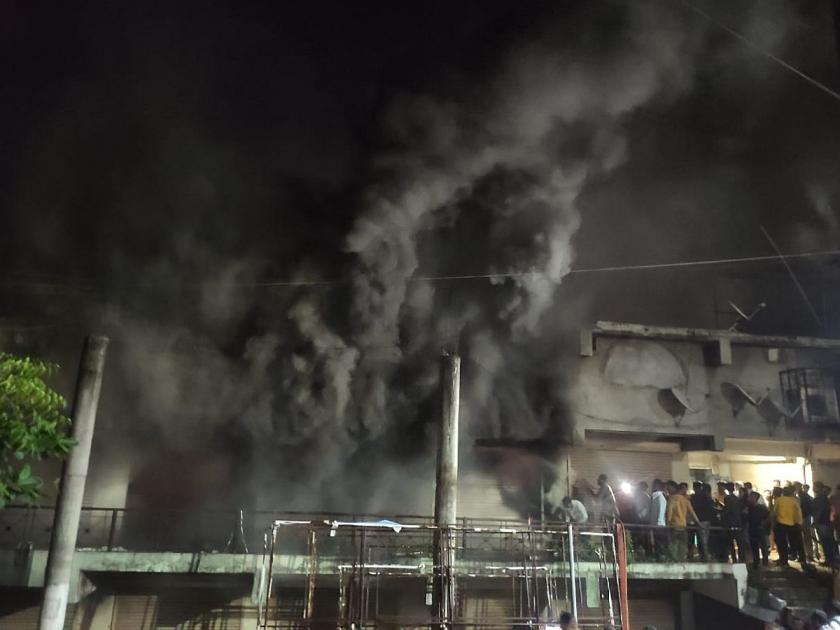A sports shop was gutted in a fierce fire | Dhule: भीषण आगीत स्पोर्टसचे दुकान जळून खाक