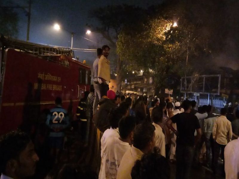 Five vehicles of Fire Brigade, Fire Brigade of Dockyard Road in Mumbai were filed | मुंबईत आगीचे सत्र सुरूच, डॉकयार्ड रोड येथील गोदामाला आग