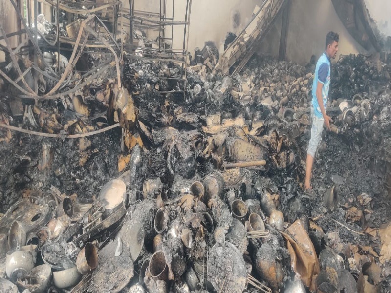 Terrible fire incident at Pune's Uruli Deva; A godown of ten bales was burnt down | पुण्याच्या उरूळी देवाची येथे भीषण आगीची घटना; दहा गुंठ्याचे गोडाऊन जळून खाक