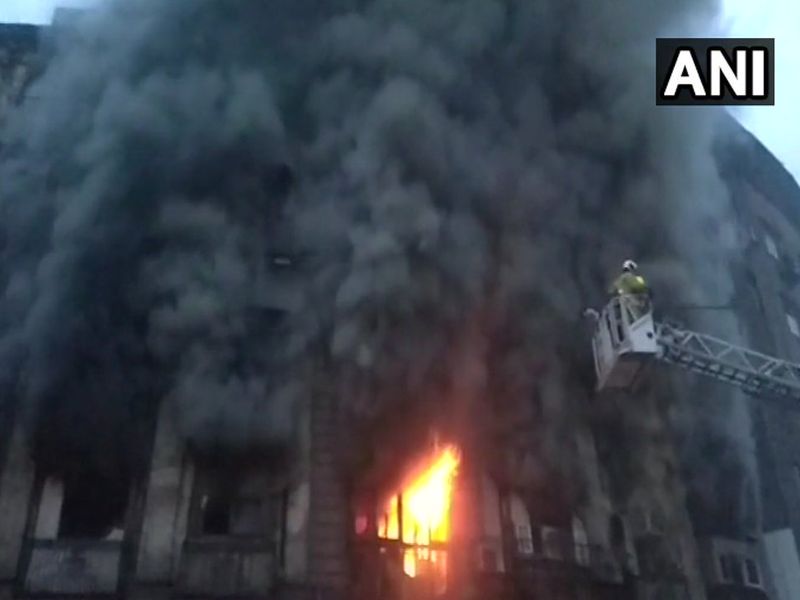 Fire at the building in the Fort area of ​​Mumbai | मुंबई : फोर्ट परिसरात इमारतीत अग्नितांडव, अग्निशमन दलातील 2 जवान जखमी