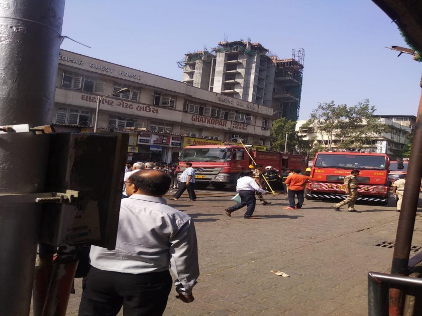 The fire took place near Ghatkopar railway station | घाटकोपर रेल्वे स्थानकाजवळ लागली आग 