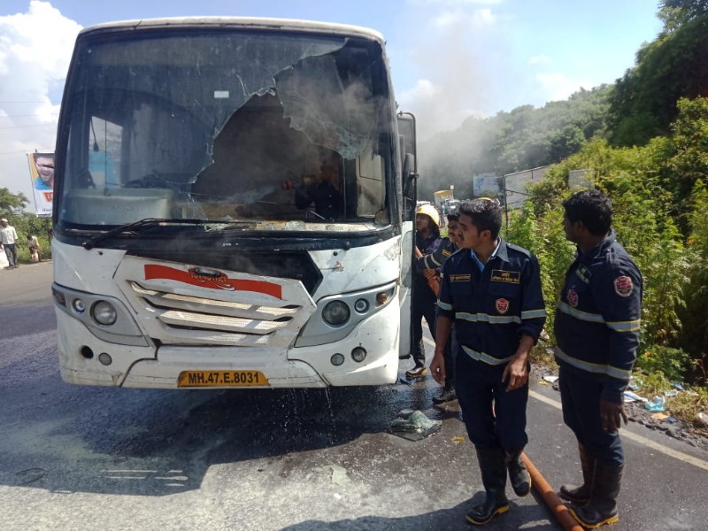Suddenly fire in the Shivshahi bus who going kolhapur at Katraj Ghat | पुण्याहून कोल्हापुरकडे जाणाऱ्या शिवशाही बसने कात्रज घाटात घेतला अचानक पेट