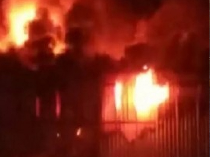 Godown on fire due to drop of Vidi; 70 lakhs loss to the company due to the negligence of the worker in Kolhapur | Kolhapur: विडीच्या थोटकाने गोडाऊनला आग; कामगाराचा निष्काळजीपणामुळे कंपनीचे ७० लाखांचे नुकसान
