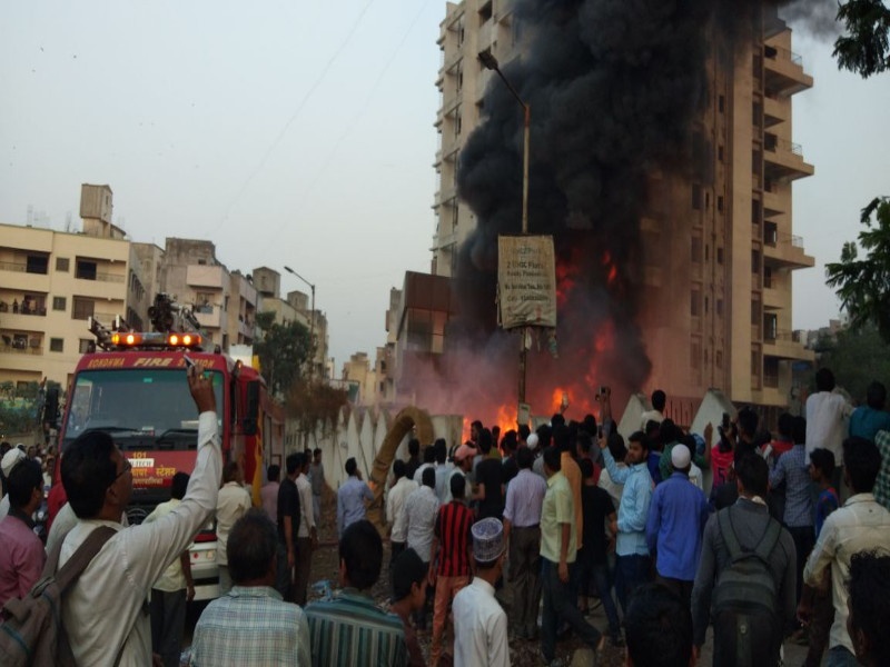 A fire in gas pipeline at kondhava pune | गॅस पाईपलाईन साहित्याला कोंढव्यात आग 