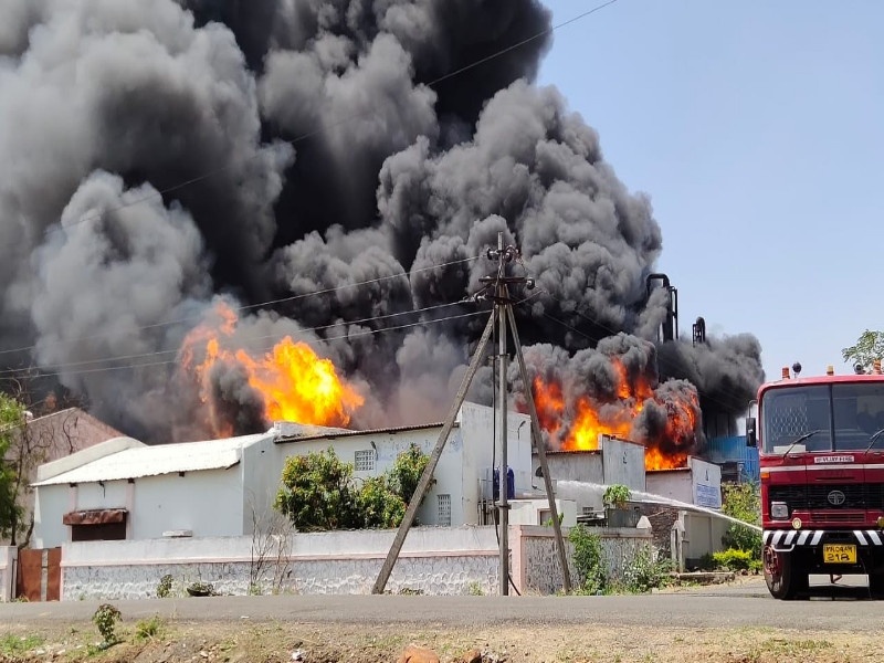 A huge fire broke out at a chemical company in Kurkumbh | कुरकुंभ येथील केमिकल कंपनीला भीषण आग, तीन तासांपासून आग विझविण्यासाठी प्रयत्न सुरु 