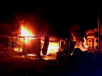 Women attacked on liquor shop in Nagpur: Set ablez shop | नागपुरात दारूच्या भट्टीवर महिलांचा हल्लाबोल : तोडफोड करून लावली आग