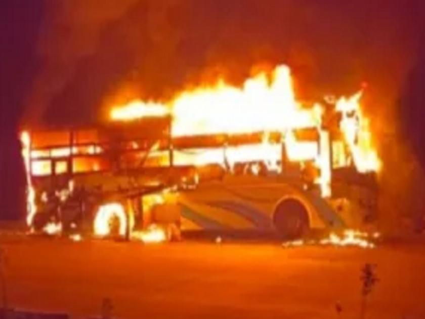 A private bus caught fire in Ratnagiri due to sudden tire burst, Passengers survived | रत्नागिरीच्या खासगी आरामबसला भीषण आग, प्रवासी बालंबाल बचावले