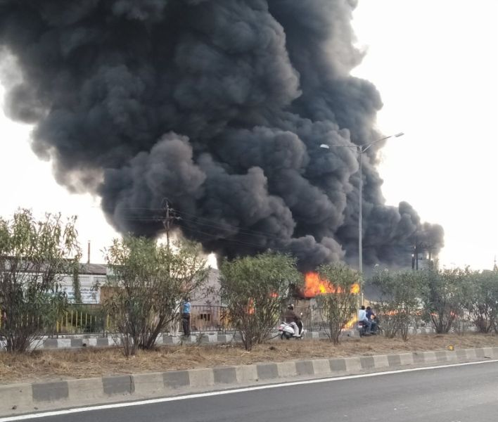 Dangerous fire at plastic company in Mahagalgaon, Nagpur | नागपूरनजीक महालगाव येथील प्लास्टिक कंपनीला भीषण आग