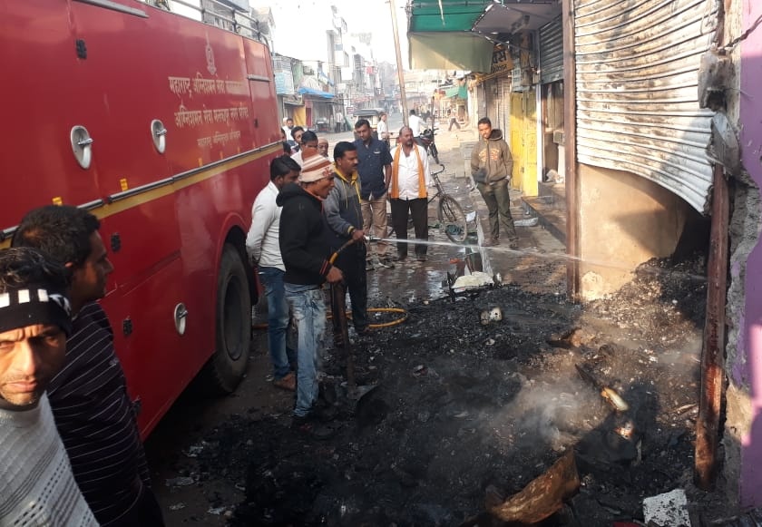 Fire to a cloth shop ; Loss of 15 lakhs | मलकापूरात कापड दुकानाला आग; १५ लाखाचे नुकसान