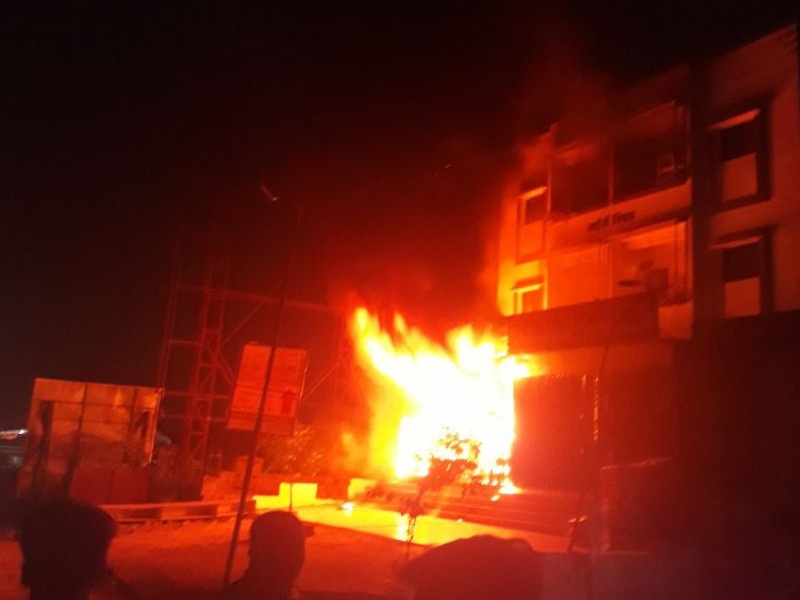 Fire in fertilizer shop, 36 lakhs loss in Pen | पेणमध्ये खत-बियाण्याच्या दुकानाला आग, ३६ लाखांचे नुकसान
