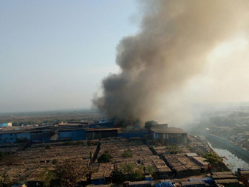 A major fire in the slum near Mandala in Mankhurd | मानखुर्दमध्ये मंडाला येथे झोपडपट्टीला भीषण आग